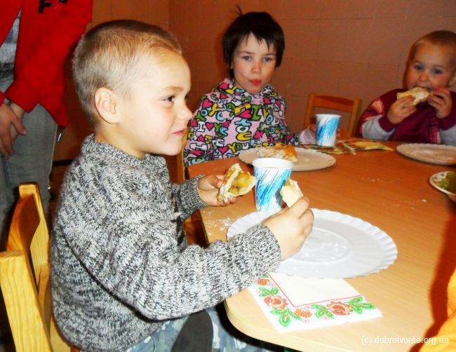 Дети кушают