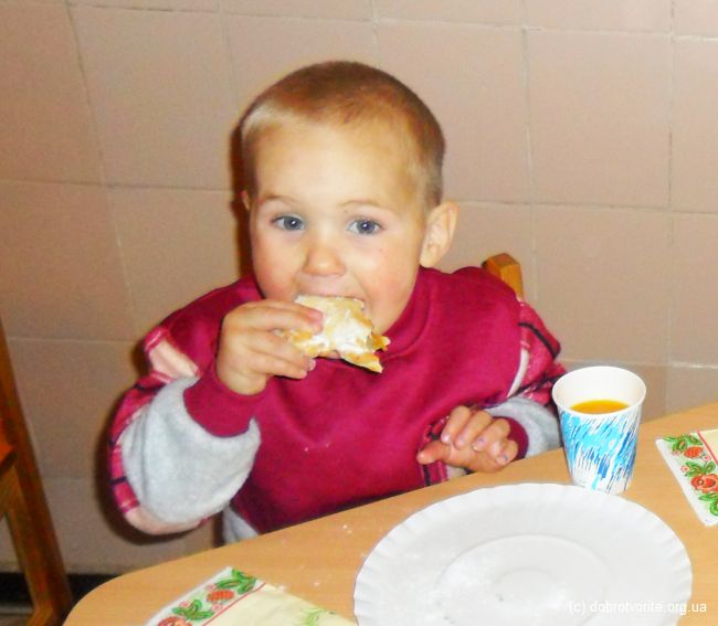 Ребёнок кушает