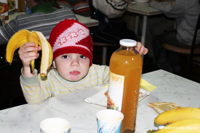 Ребёнок кушает