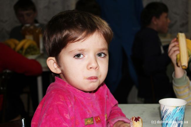 Ребёнок кушает