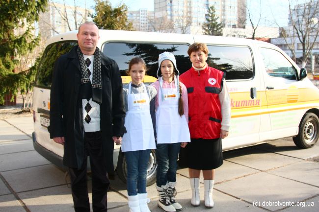 Волонтёры "Пища жизни" и "Красный крест"