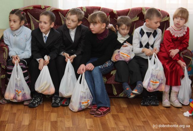 Дети с подарками