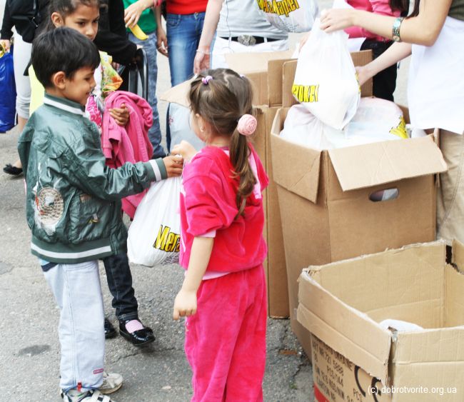 Раздача подарков детям-сиротам