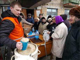 Раздача горячих обедовБлаготворительной организацией «Пища Жизни»