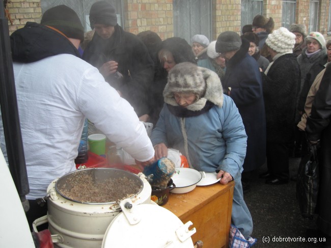 Очередь за бесплатной кашей