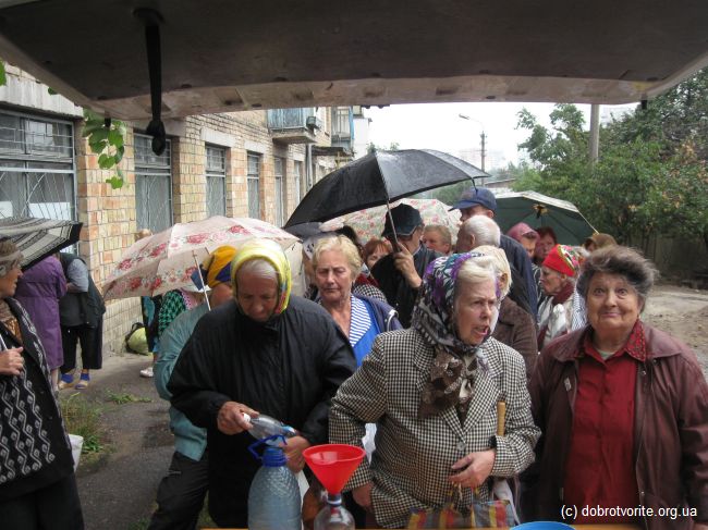 Люди ждут свои обеды