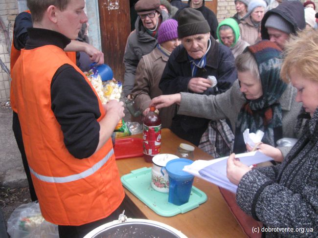 910-03-charity-on-the-day-of-disabled-persons