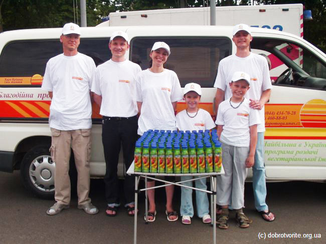 Комманда волонтёров благотворительной организации «Пища жизни» в Киеве